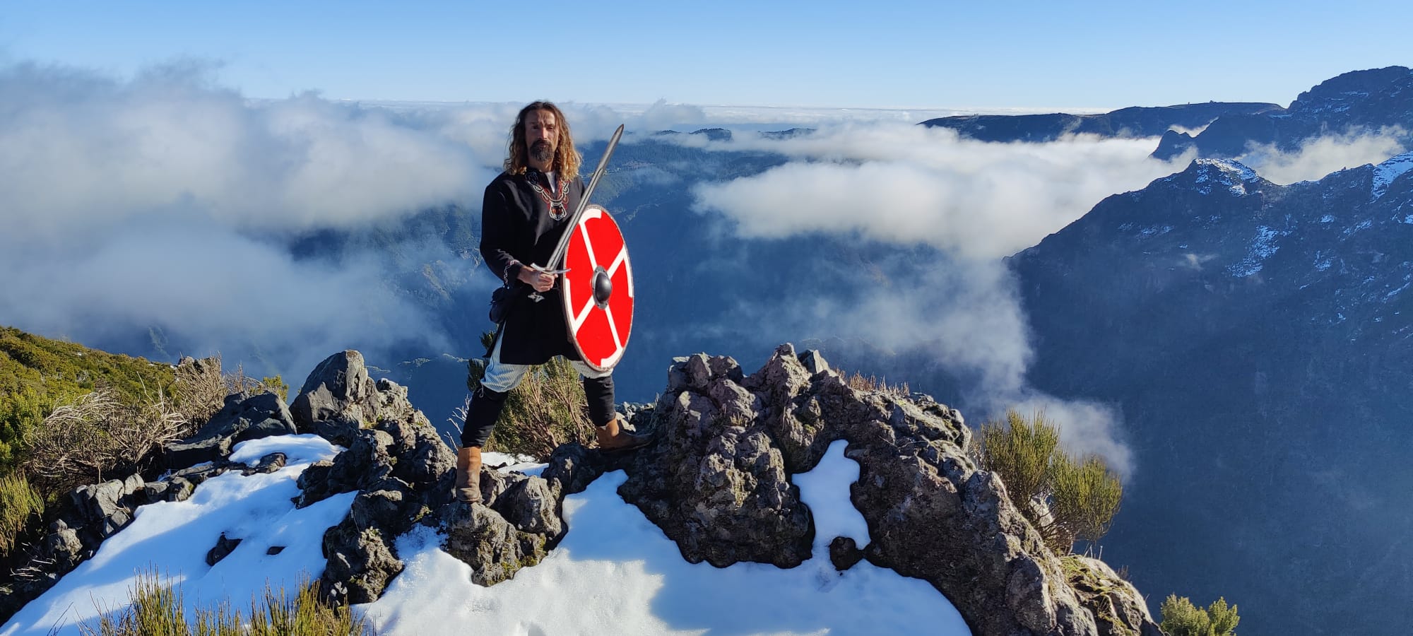 Guerreiro com um escudo vermelho numa cumeada nevada